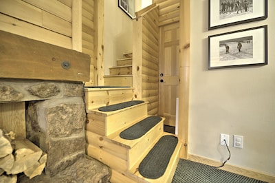 Beautiful Keystone Log Cabin Inspired Condo Under a Mile from Slopes!