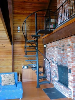 SPIRAL STAIRCASE TO UPSTAIRS QUEEN & TWIN BEDROOMS