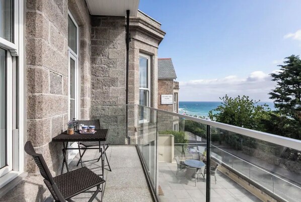 Enjoy the morning sun and sunsets from the balcony.