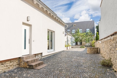 "Brunnenhaus": Stilvolles Ferienhaus mit Riesengarten mitten in Mainz-Finthen
