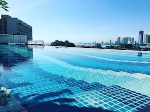 Piscina infinita