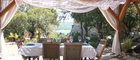 terrasse ombragée derrière la maison , située dans le jardin sauvage .