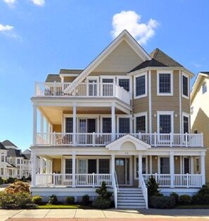 'Seas the Moment' Beach front Mansion!! 3 Spacious Decks!