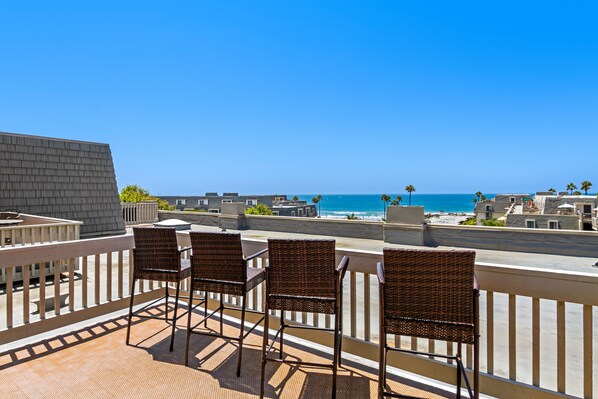 Fantastic ocean views! The patio furniture has been upgraded with a brand-new set.