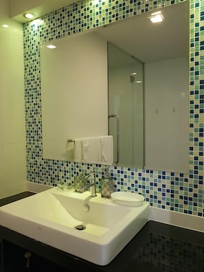 Bathroom washbasin with mirror