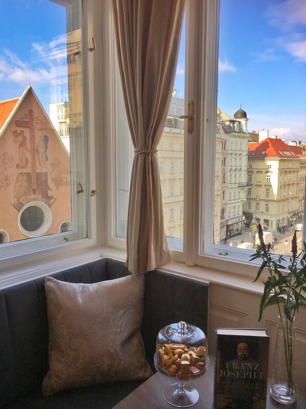 A wonderful panoramic view of the Historic Neuer Markt and The Imperial Crypt