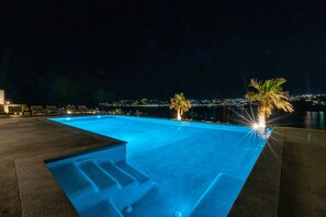 Vista frontal de la propiedad por la tarde o noche