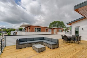 Large roof top deck with beautiful views of downtown Nashville 