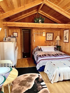 'Wolf Den'-A Perfect Romantic Honeymoon cabin and a Sportsman's Paradise Cabin