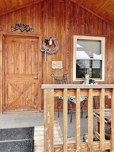 'Wolf Den'-A Perfect Romantic Honeymoon cabin and a Sportsman's Paradise Cabin