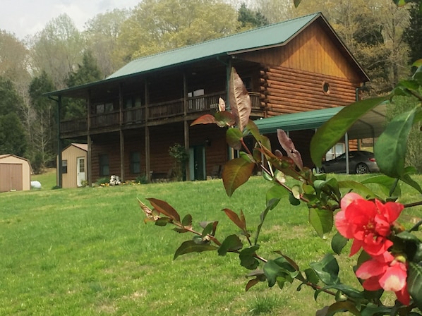 The Log Cabin is a great place for family & friends to enjoy some peace & quiet.
