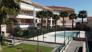 General view of swimming pool, very sunny, open May 1st to October 1st