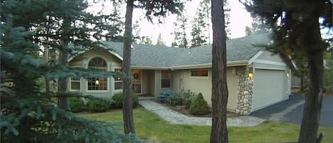 Front of house, located on a dead end col-du-sac with bike path behind the house