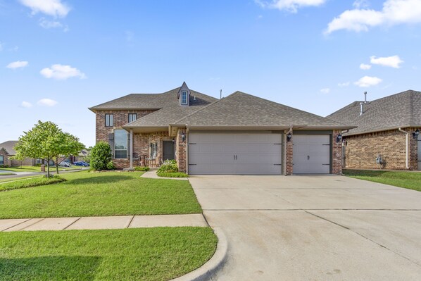 Front of house, single guest garage 