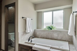 Master bath jetted tub