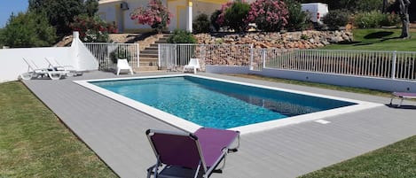 Villa et piscine avec barrière de sécurité