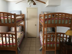 Two bunk rooms one blue and one pink !