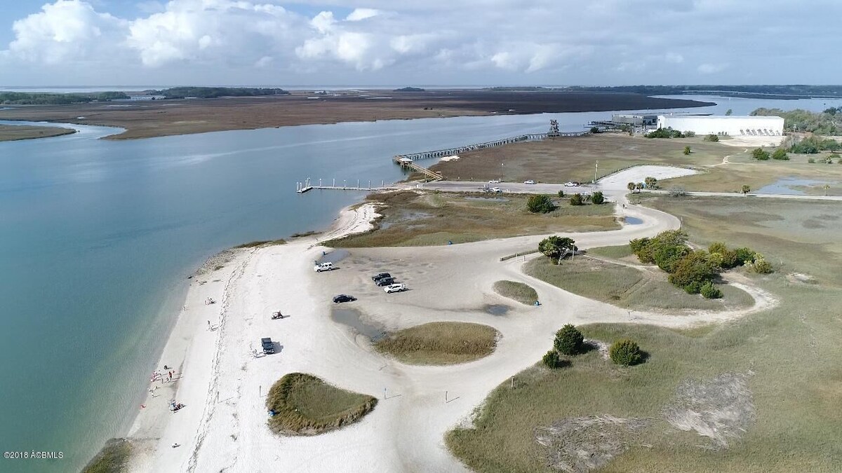 Just 2 mi. to Parris Island & Beaufort, Walk to Beach & Shops – Sleeps 6 – Wi-FI