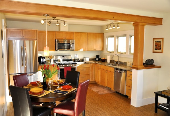 Titania kitchen - granite countertops, all the essentials, table can seat 4-6.