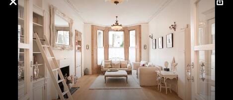 Romantic, High Ceilings throughout, a Haven in trendy Notting Hill/Portobello Rd