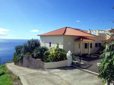 Amplia villa madeiriana 'Casa do Gabriel' con jardín privado y vista al mar