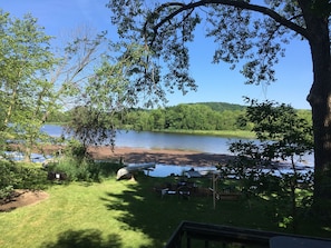 Large sandbar in front of cottage...great for kids to play on or to sunbathe!