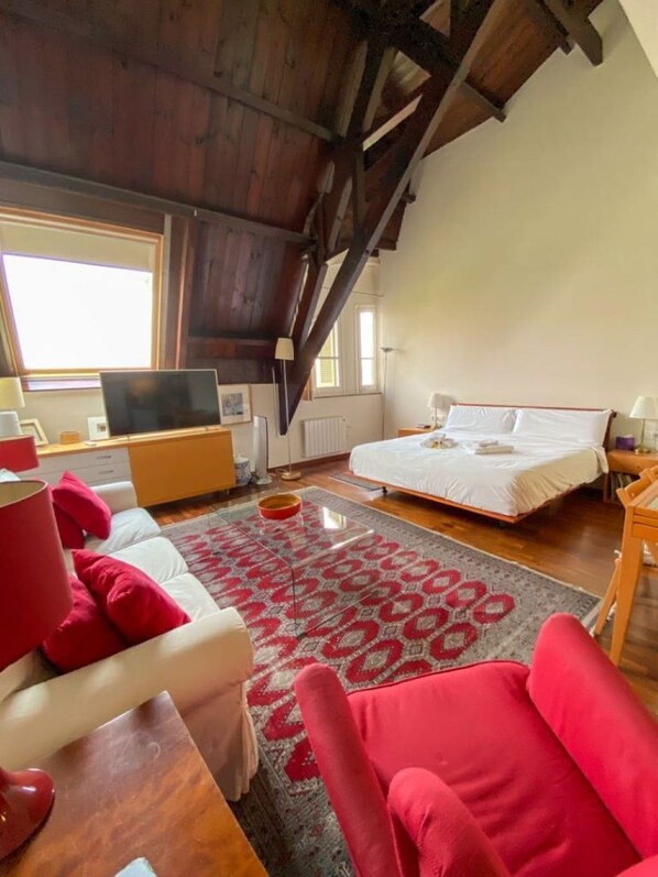City centre Studio Loft - Large bed.