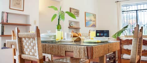 Dining area w/ handwoven table and chairs/Comedor para 4 pesonas tejida a mano.