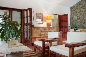 Lliving room with view to terrace and kitchen/Vista de sala hacia cocina.