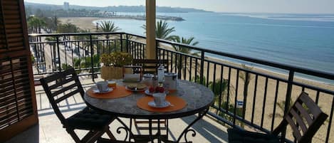 Mesa comedor en la terraza con increibles vistas al mar