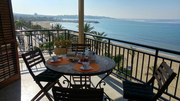 Mesa comedor en la terraza con increibles vistas al mar