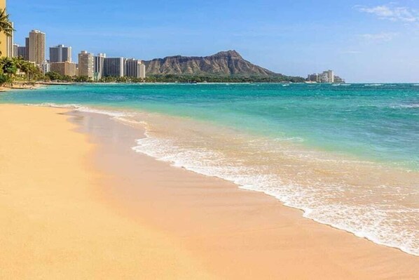 Short walk through the park to the best beach in Waikiki