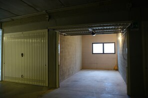 Box-garage privato, coperto, gratuito, 17 mt. quadrati, a 100 mt dalla casa.