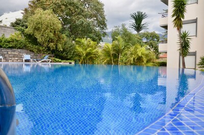 Palms Palace es un condominio de lujo con piscina al aire libre en jardines privados.