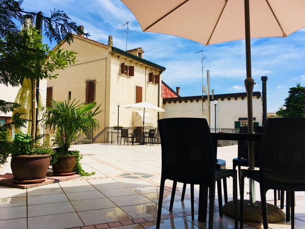 Terrazza con tavolo sedie e salotto