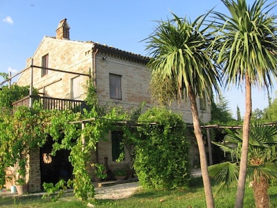 Romantic Farmhouse with pool and great garden, 30 minutes to the beach.