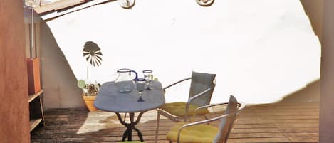 Roof terrace with a view over the rooftops of Cazouls