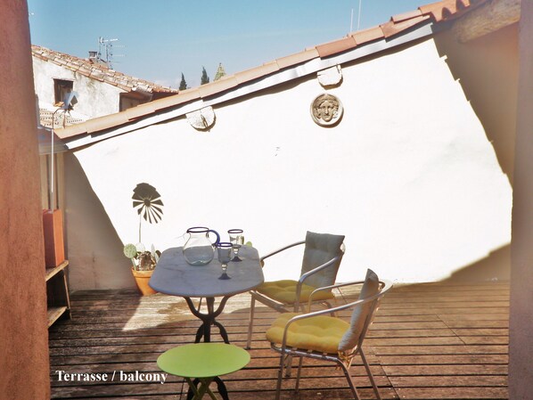 Roof terrace with a view over the rooftops of Cazouls