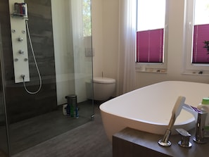 Wellnessdusche und riesige Badewanne