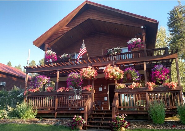 SUN ROAD CABIN IS A TWO STORY UNIT, SLEEPING UP TO 8 GUESTS