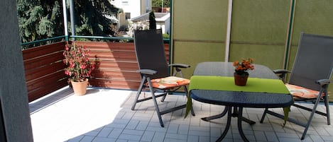 Große überdachte Terrasse 