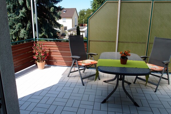 Große überdachte Terrasse 