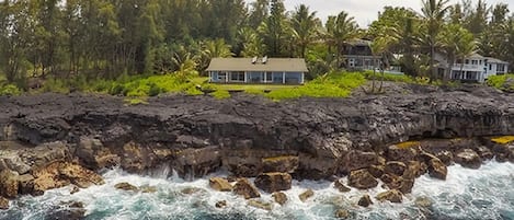 Peaceful bit of Paradise  in lovely Hawaii Paradise Park neighborhood.