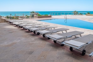 Pool very close to your patio (direct access, no stair)