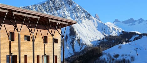 L’appartement est de ce côté _Vue pistes et soleil 