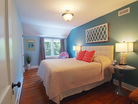 Rest easy in the master bedroom. (Queen sized bed).