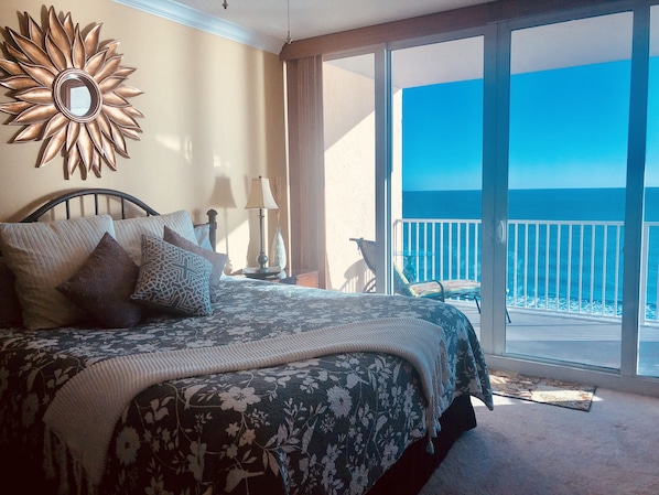 BED-SIDE OCEAN VIEW!