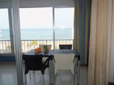 1ª linea playa, vistas al mar, parking privado, free WIFI, balcón acristalado