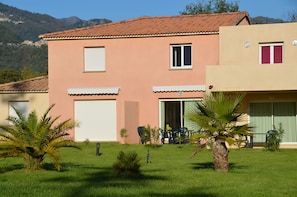 la terrasse dans son écrin de verdure