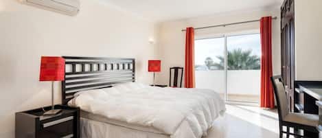 Masterbedroom mit Bad en Suite und Klimaanlage